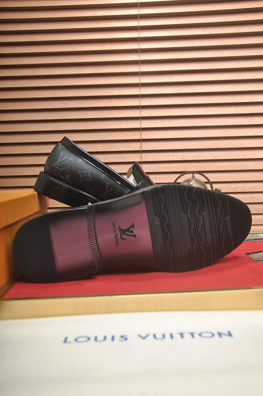 Men's men's shoes 💰460💶 [LV] (original single cowhide lining) 🍀LV's latest genuine leather business suit shoes are launched simultaneously on the official website. The first-layer cowhide imported from Italy is made of heavy gold, 💥1:1 rubber outsole from the official website. Versatile to wear, high-end without losing class, and the color combination is extraordinary. This four-season style is alluring when worn on your feet, showing off your big-name flair. Standard code 38-45 (45 customized)